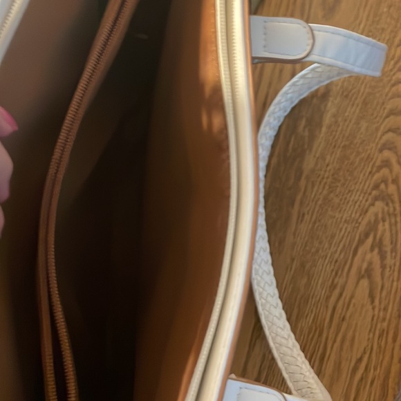 Bueno white purse in excellent condition never been used - Picture 5 of 8